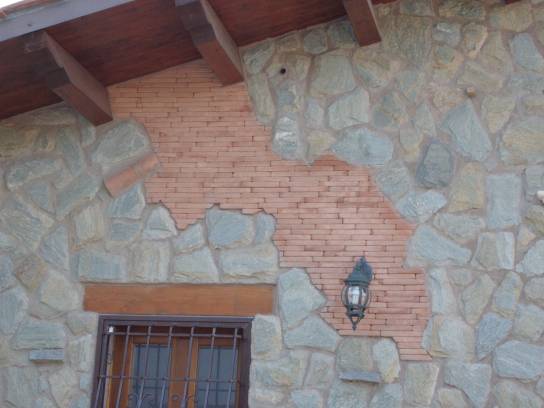 Cottage in Fontenuova: coating irregular ashlar and brick.